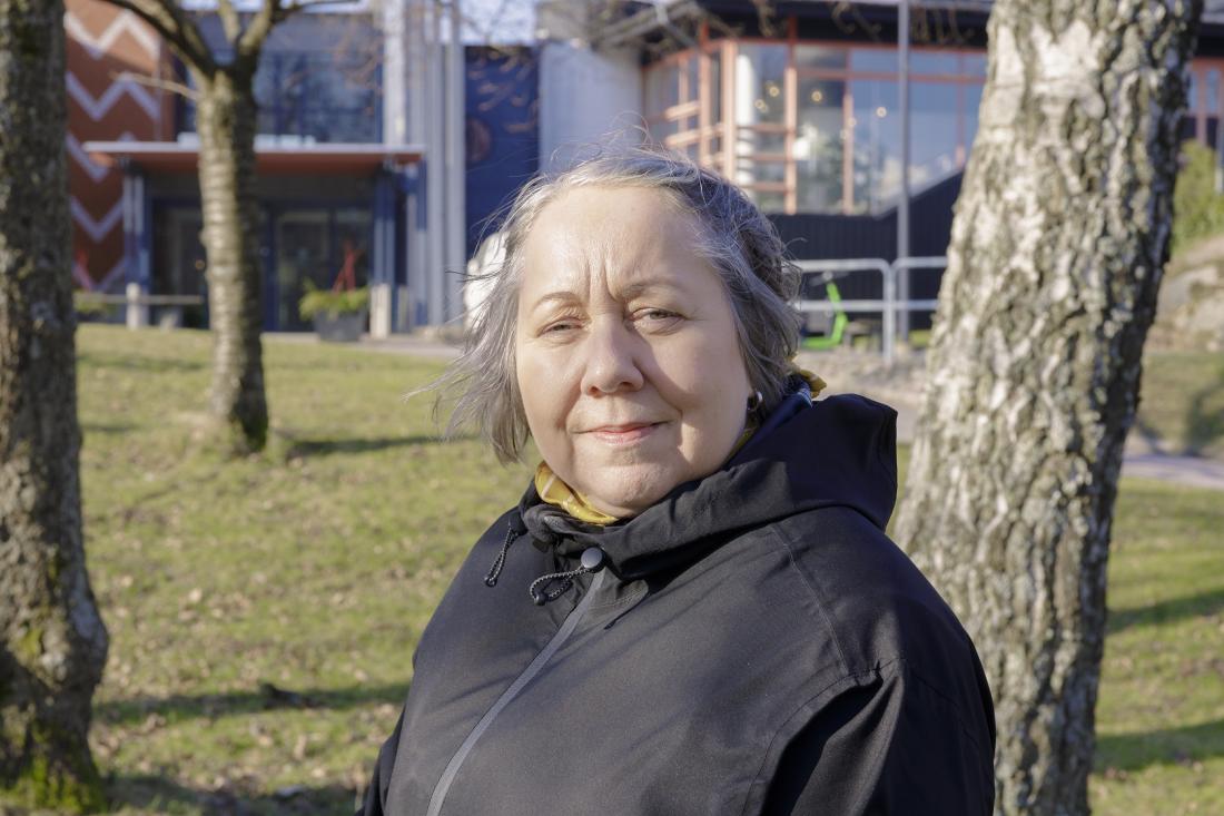 Portrait of Eva Stensköld outdoors.