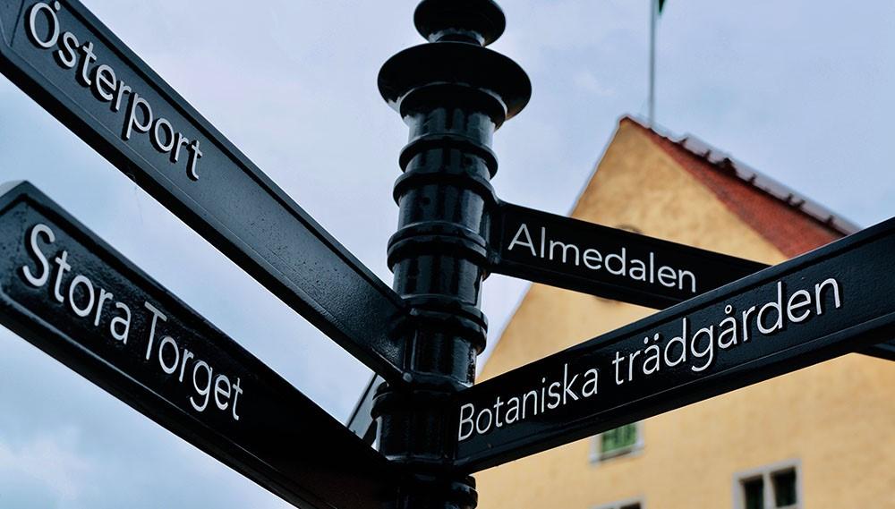 Gammal vägvisare till bland annat Almedalen.